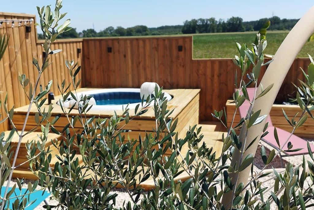 Chalet Industriel Avec Filet Et Spa Sorigny Extérieur photo