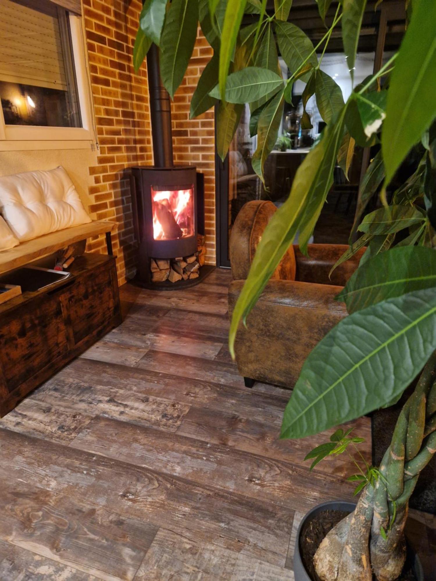 Chalet Industriel Avec Filet Et Spa Sorigny Extérieur photo